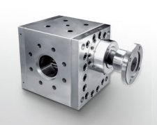 Melt blown metering pump and melt blown screen changer