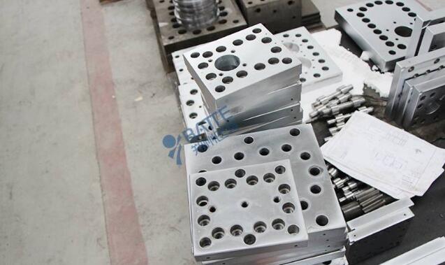 High temperature melt pump cover