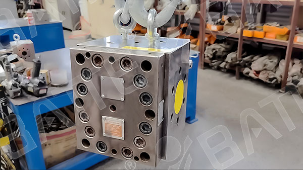 Plastic sheet extrusion pump